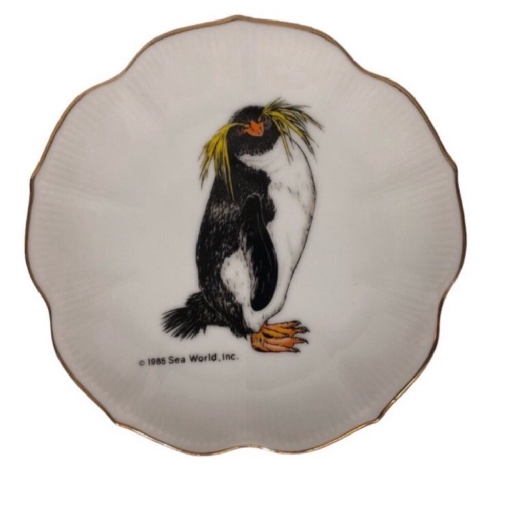 1985 Sea World Emperor Penguin Gold Rim Dish Made in Japan excellent condition